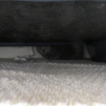 ソファーの下に隠れるロシ子。