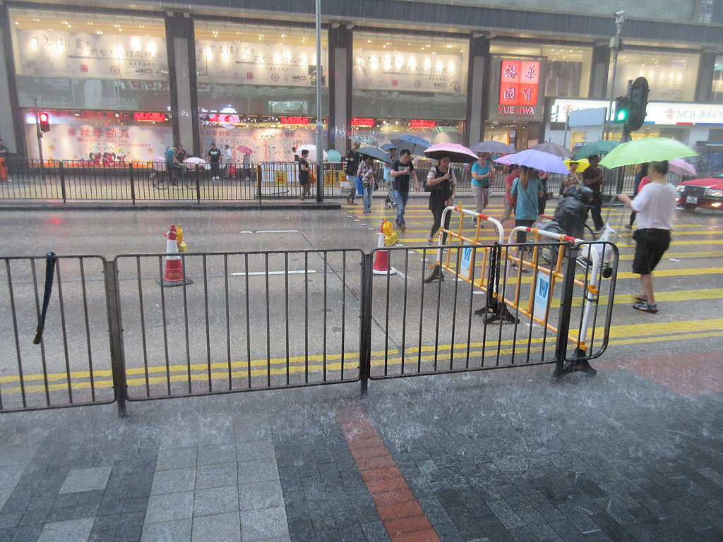 ドシャ降りの香港。