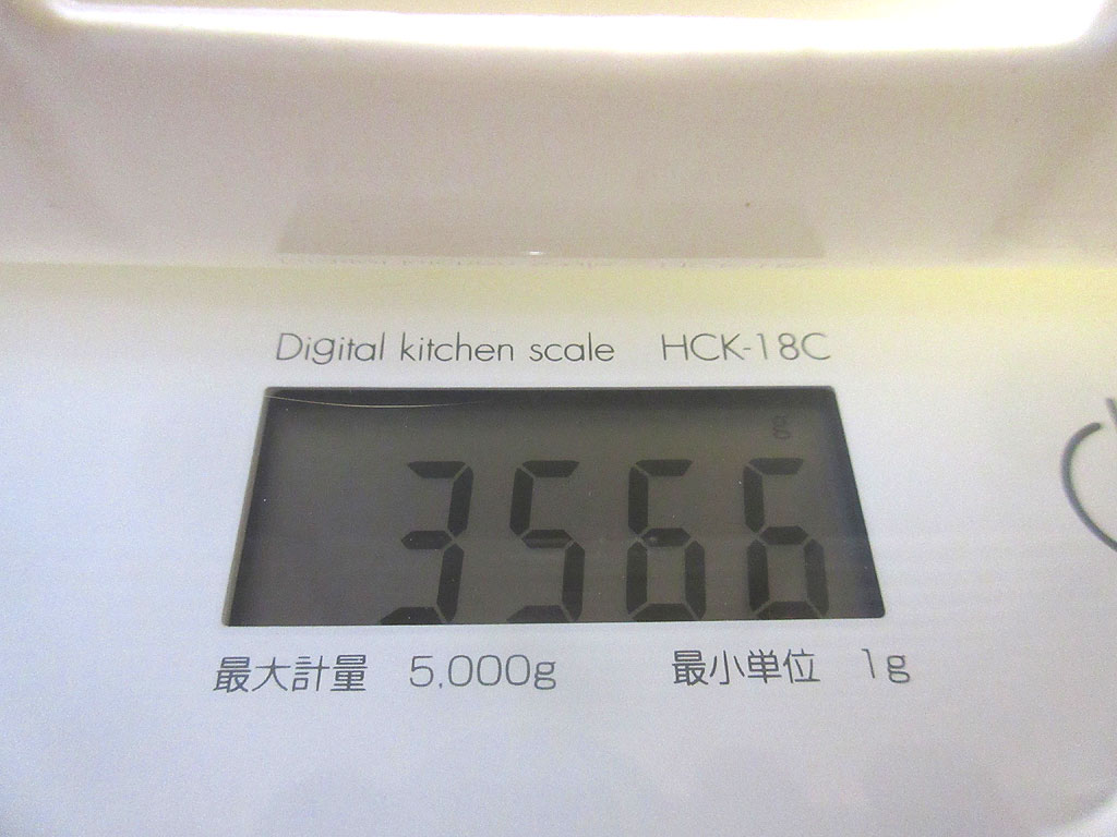 今日のロシ子の体重は3,566g。