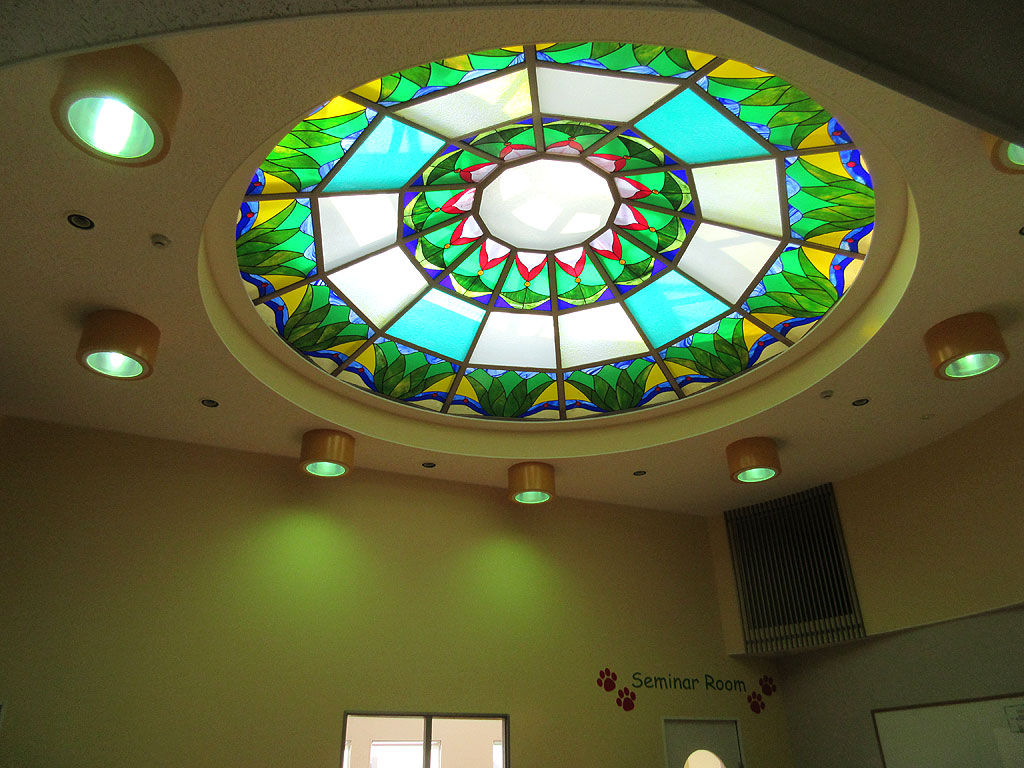 天井のステンドグラス。
