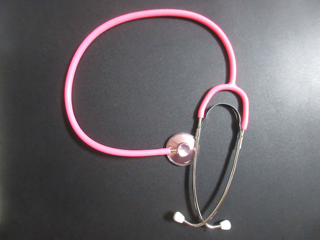 ピンクの聴診器。